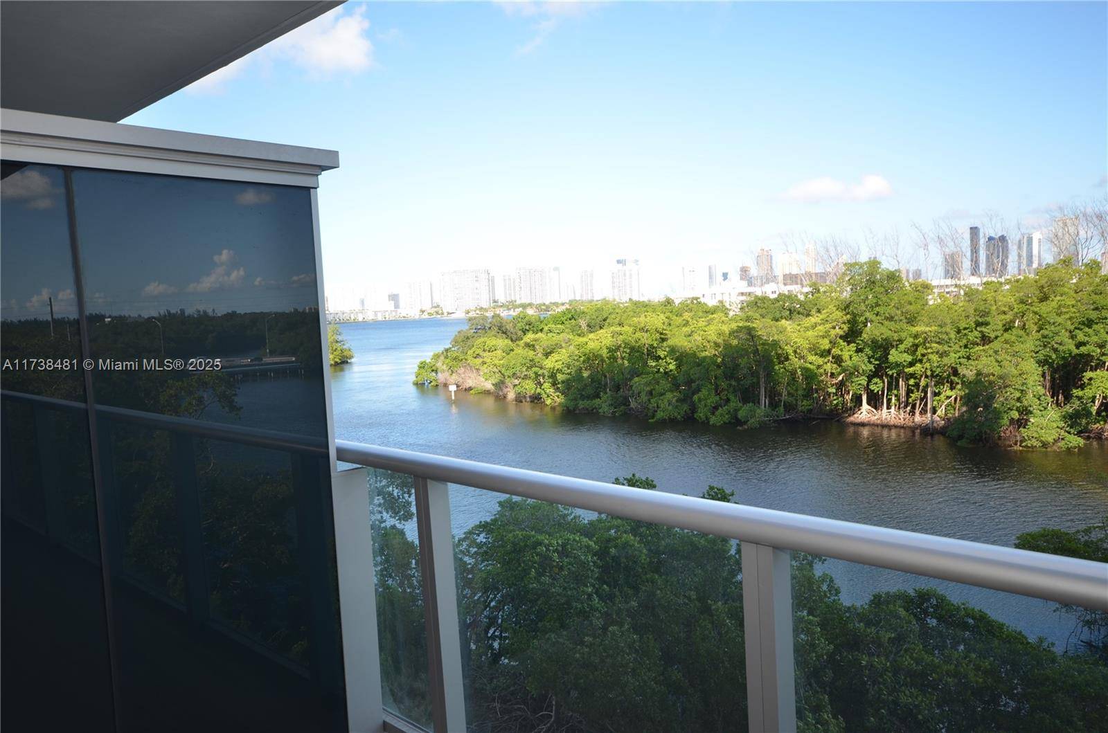 North Miami Beach, FL 33160,16385 Biscayne Blvd #518