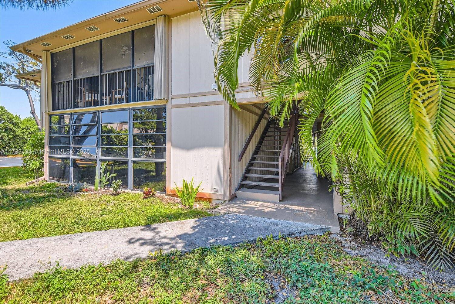 Miami, FL 33179,771 NE 199th St #207