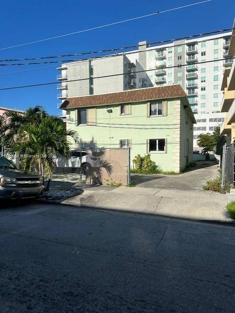 Miami, FL 33128,220 NW 7th Ave #3