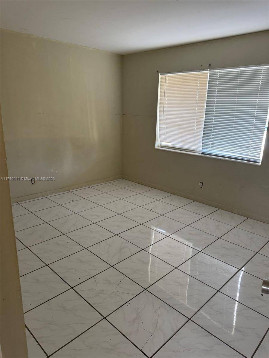 Lantana, FL 33462,735 Ridge Rd #1