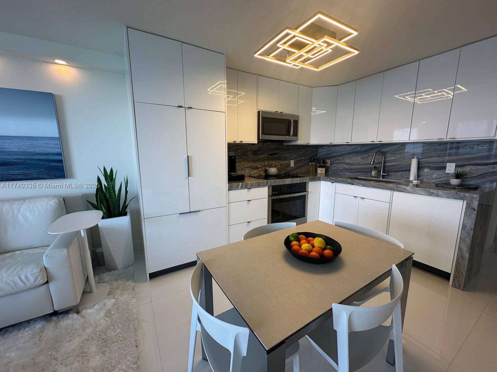 Miami Beach, FL 33140,2555 Collins Ave #1907