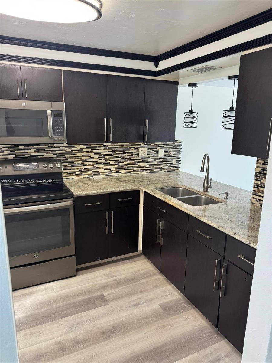 Miami, FL 33172,10800 NW 7th St #3B