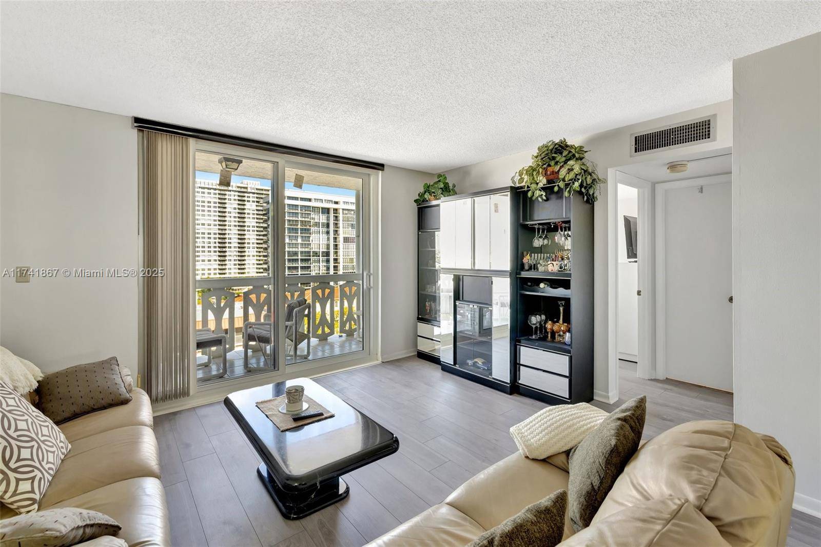 Hallandale Beach, FL 33009,3113 S Ocean Dr #803