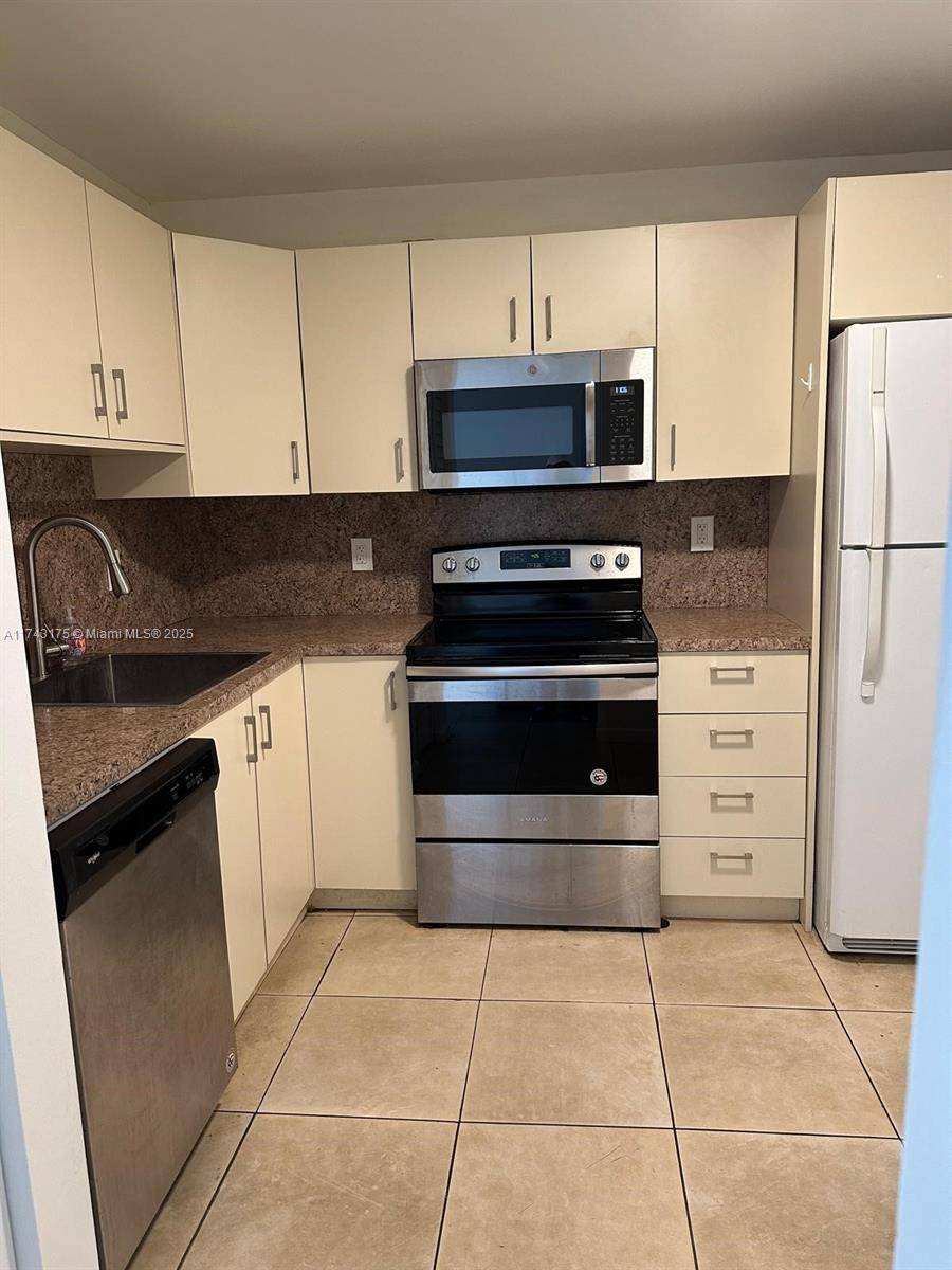 Hollywood, FL 33020,1830 Dixieanna St #606