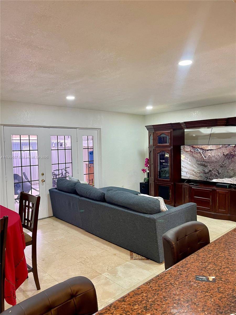 Hialeah, FL 33014,6985 W 2nd Ln