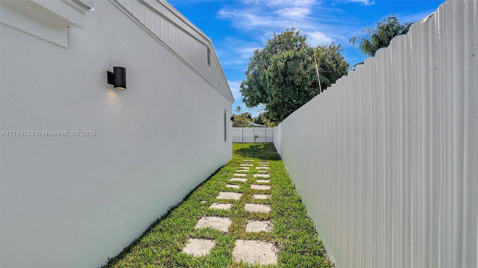 North Miami Beach, FL 33162,1950 NE 179th St #0