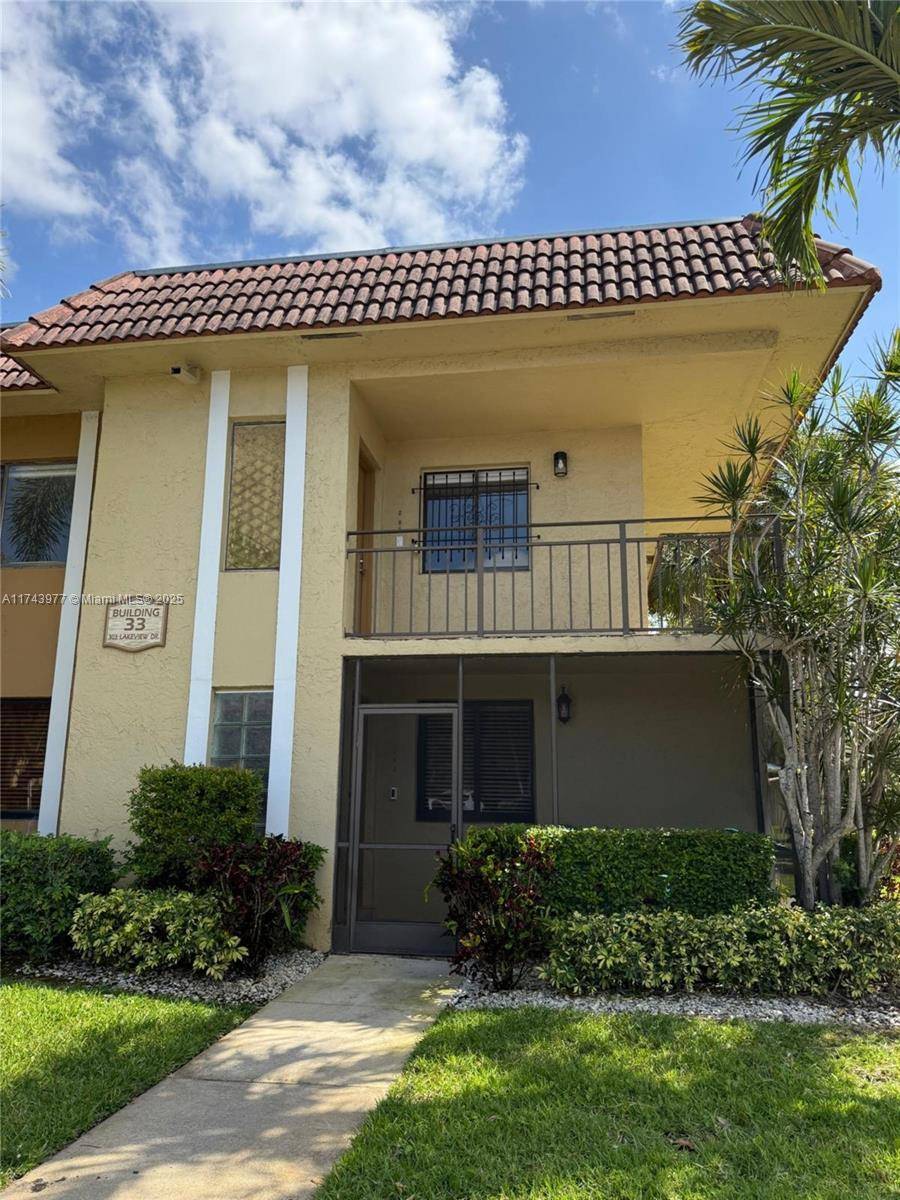 Weston, FL 33326,303 Lakeview Dr #202