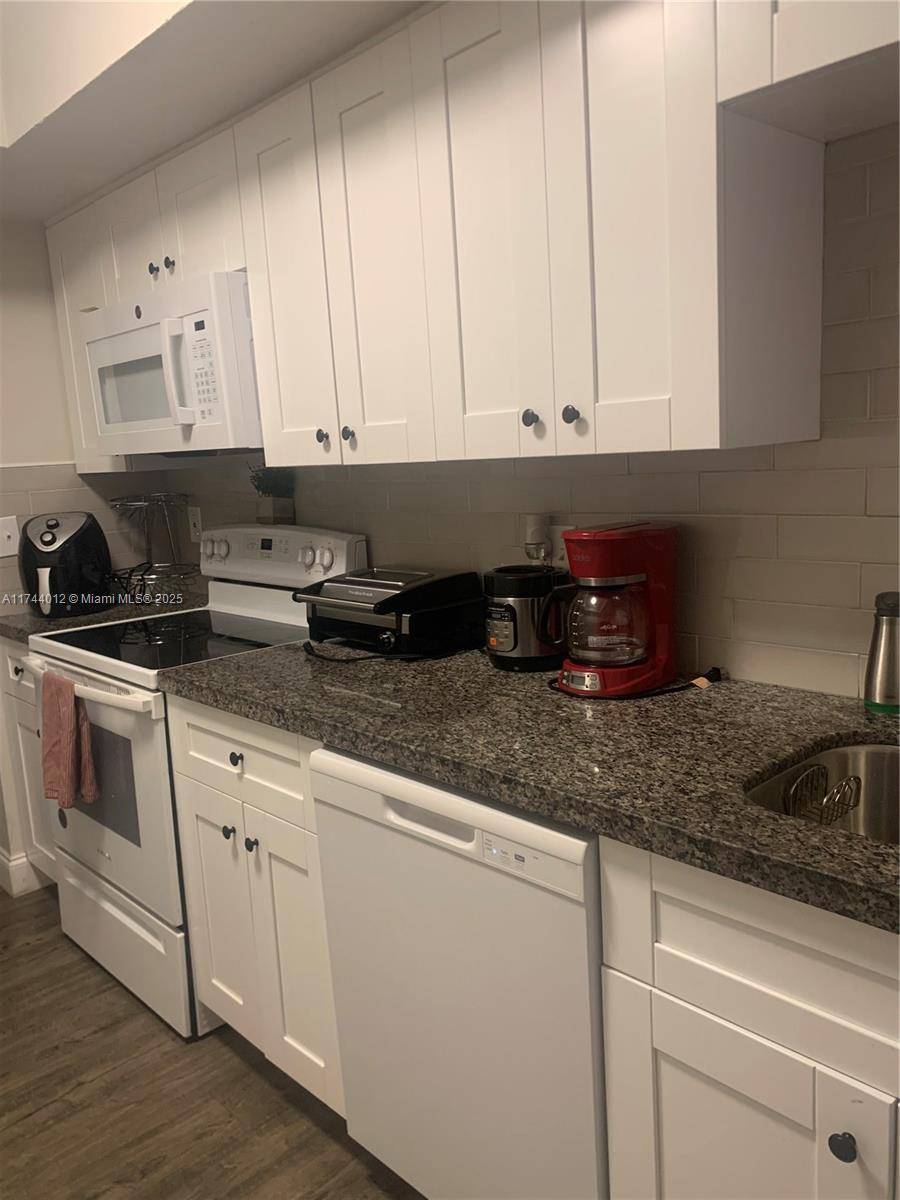 West Palm Beach, FL 33409,505 Spencer Dr #101