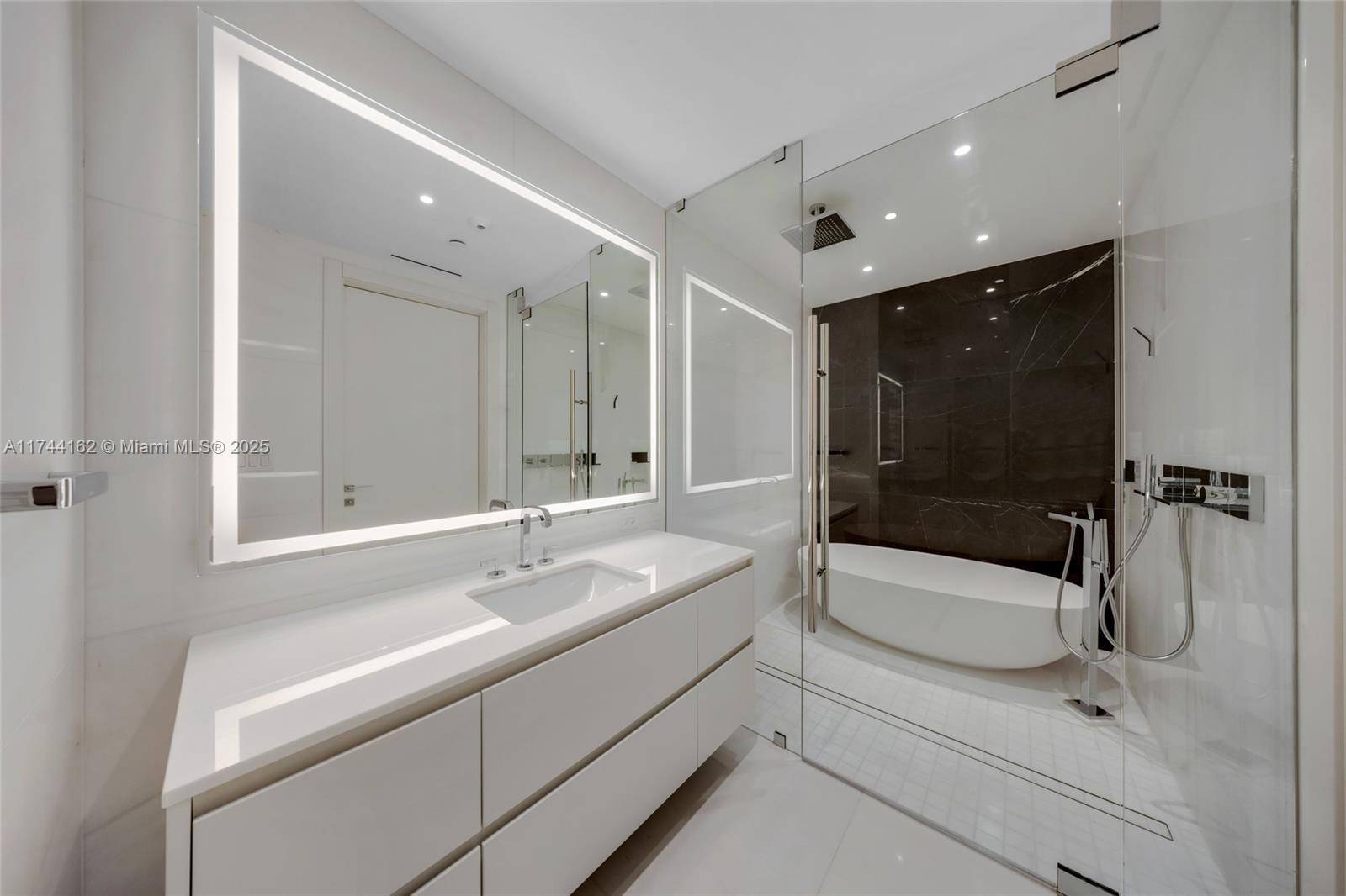Miami, FL 33131,300 Biscayne Blvd Way #805