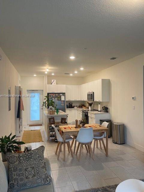Doral, FL 33166,8167 NW 41st St #E-301