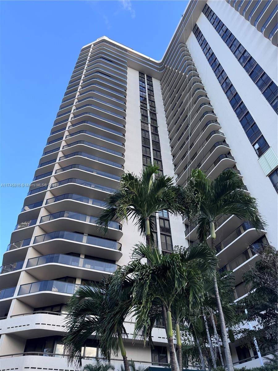 Aventura, FL 33180,19667 Turnberry Way #10J