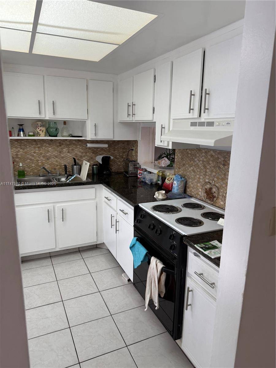 Miami, FL 33179,18555 NE 14th Ave #618