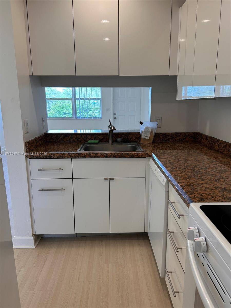 Coral Springs, FL 33071,1045 Twin Lakes Dr #27-E