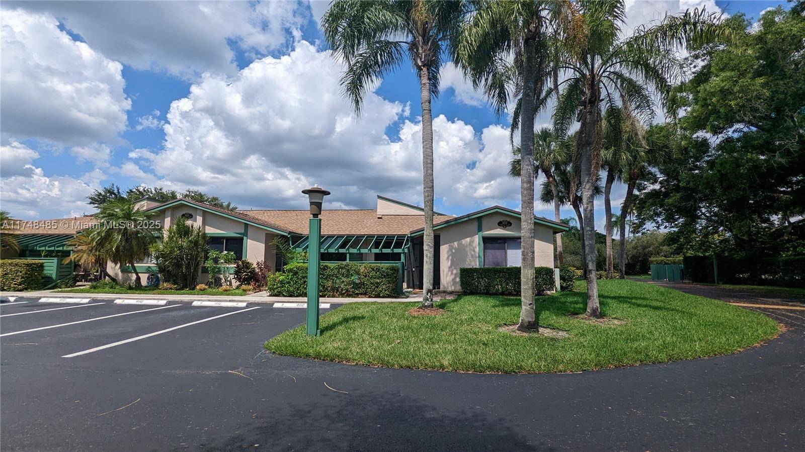 Weston, FL 33326,460 Lakeview Dr #4