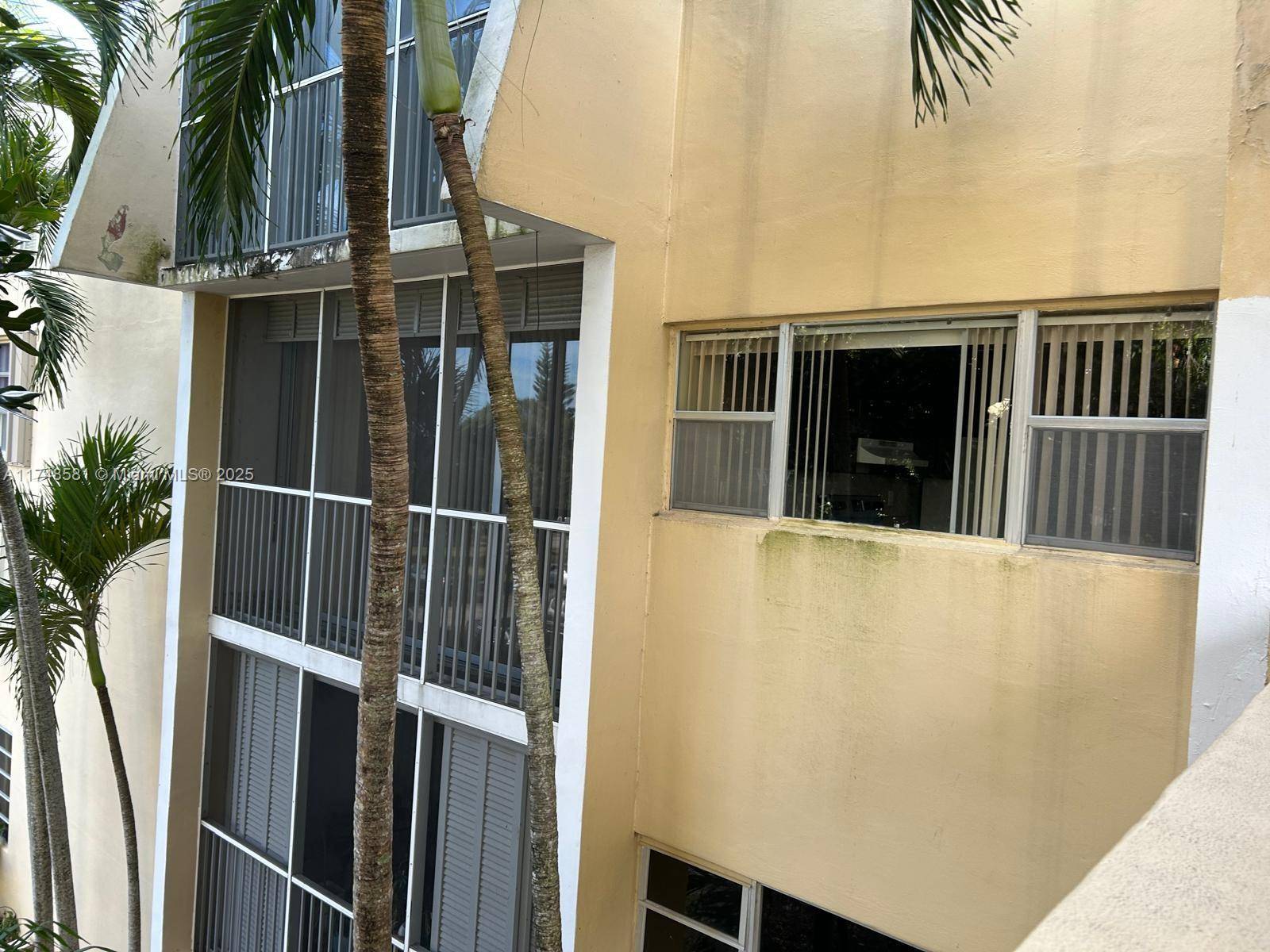 Miami, FL 33179,942 NE 199th St #3E