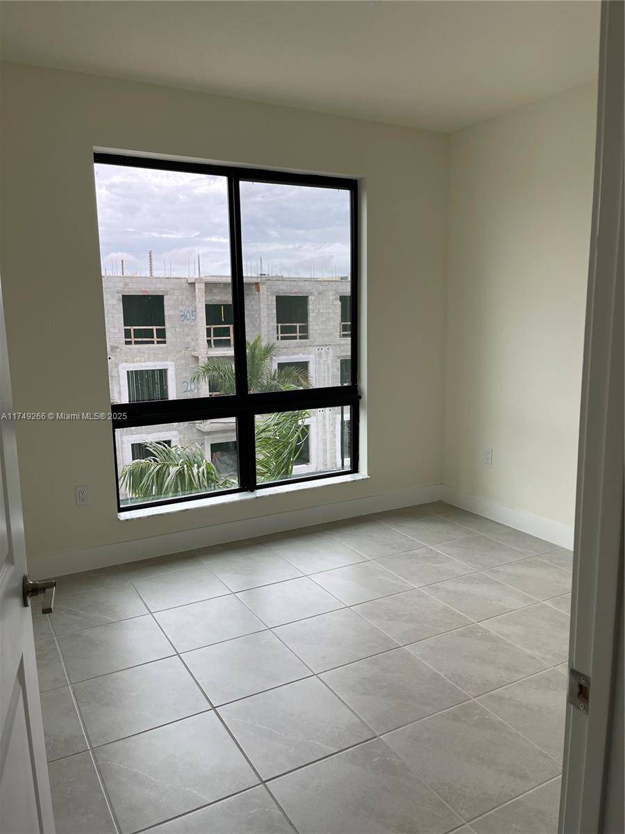 Doral, FL 33166,8265 NW 41 ST #408