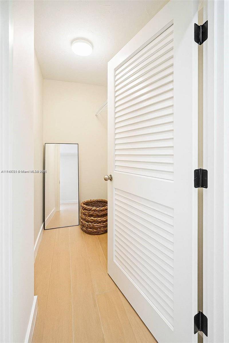 Bal Harbour, FL 33154,10185 Collins Ave #323