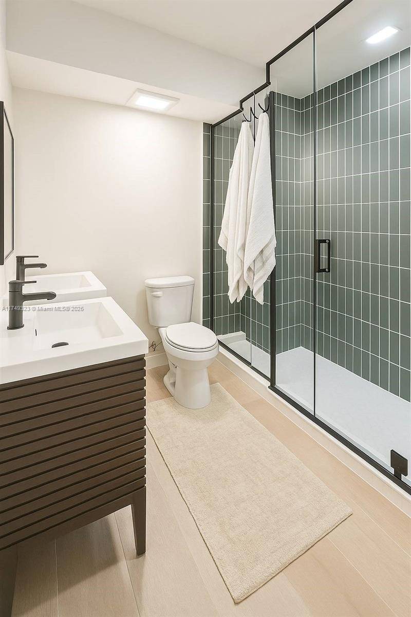 Bal Harbour, FL 33154,10185 Collins Ave #323