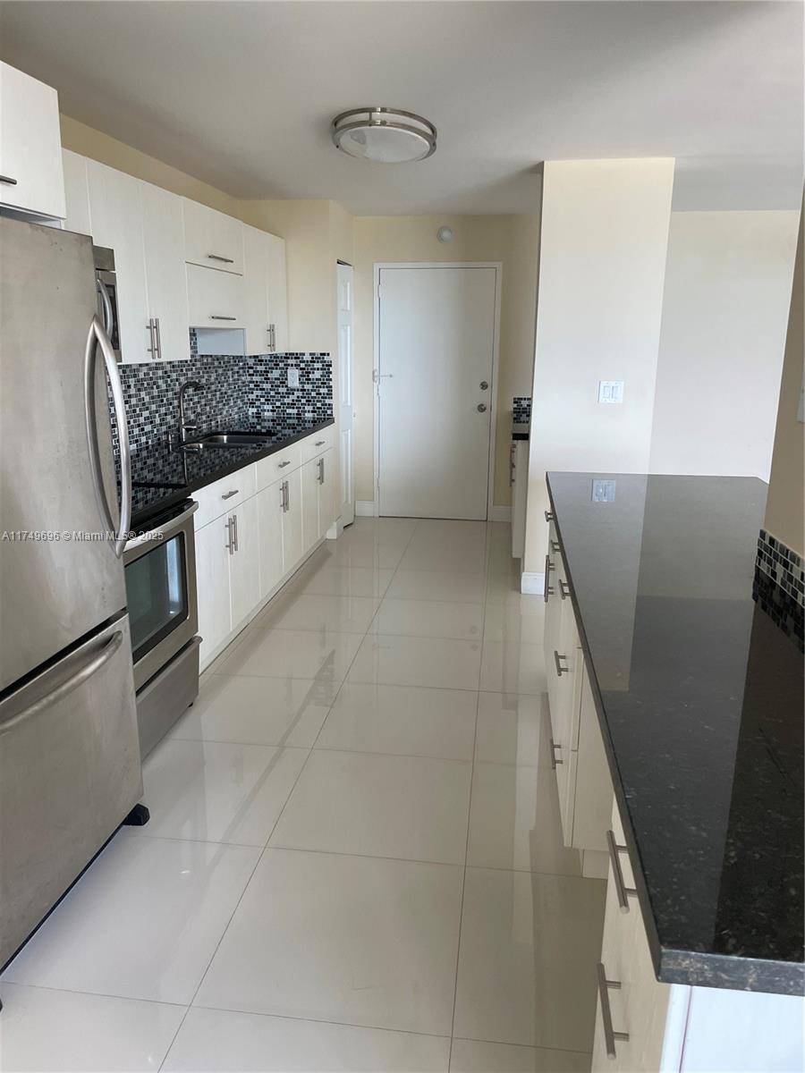 Miami Beach, FL 33141,7135 Collins Ave #832
