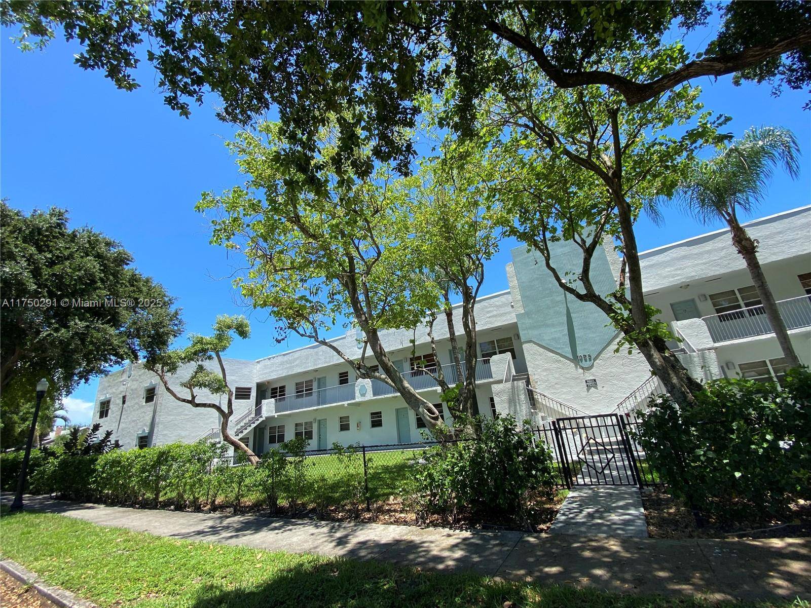 Hollywood, FL 33020,1925 Madison St #11