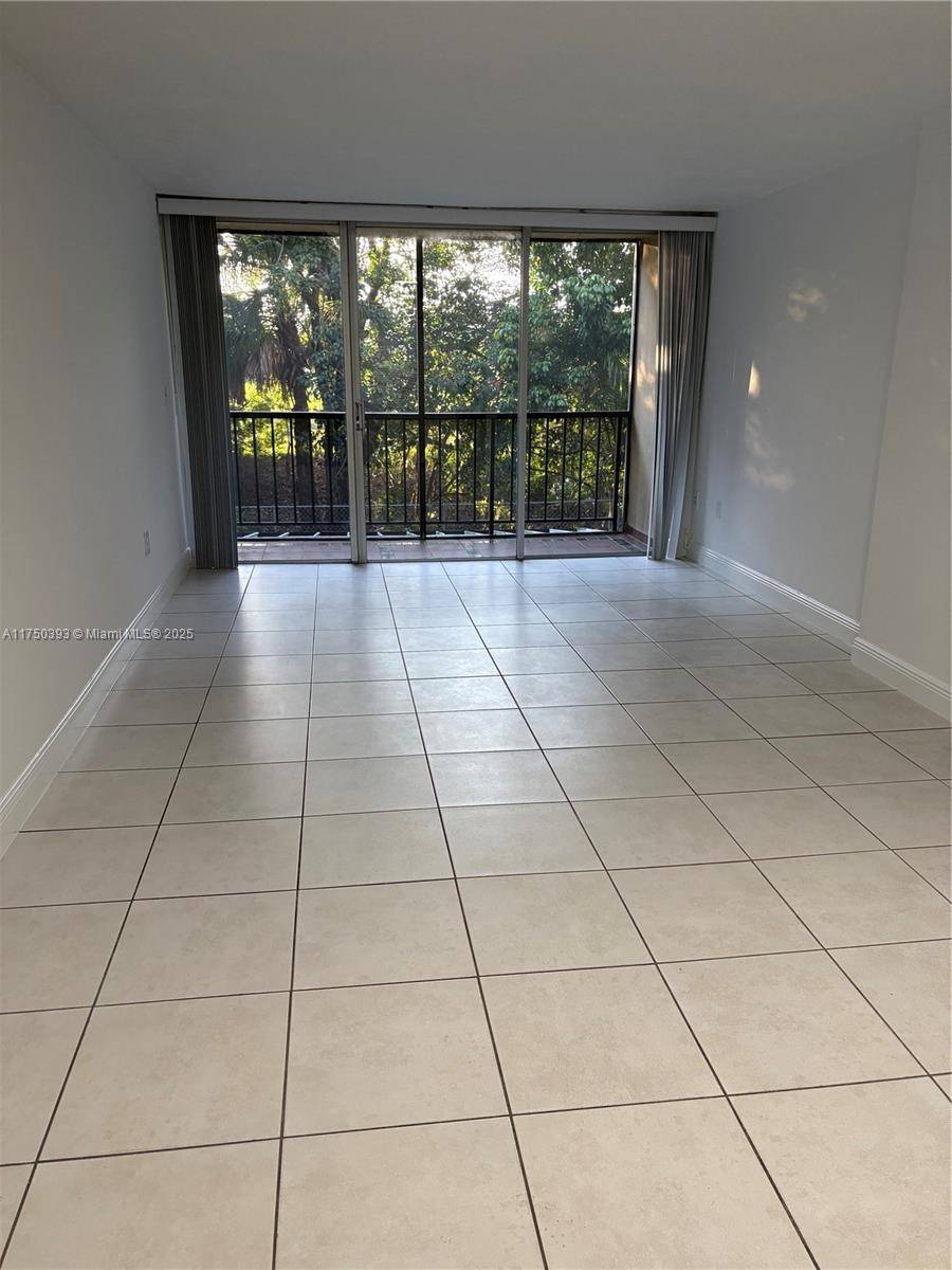Miami, FL 33172,8870 Fontainebleau Blvd #212