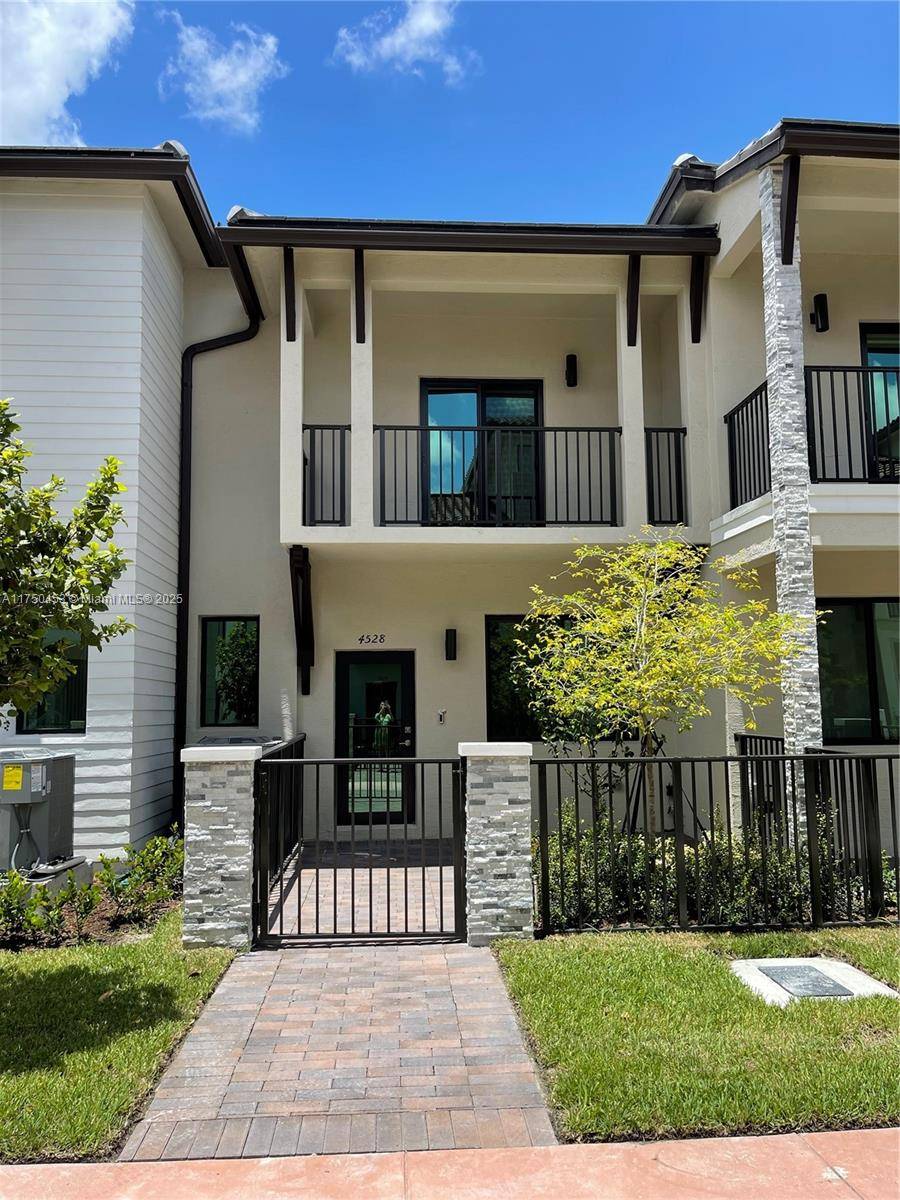 Doral, FL 33166,4528 NW 83rd Path #4528
