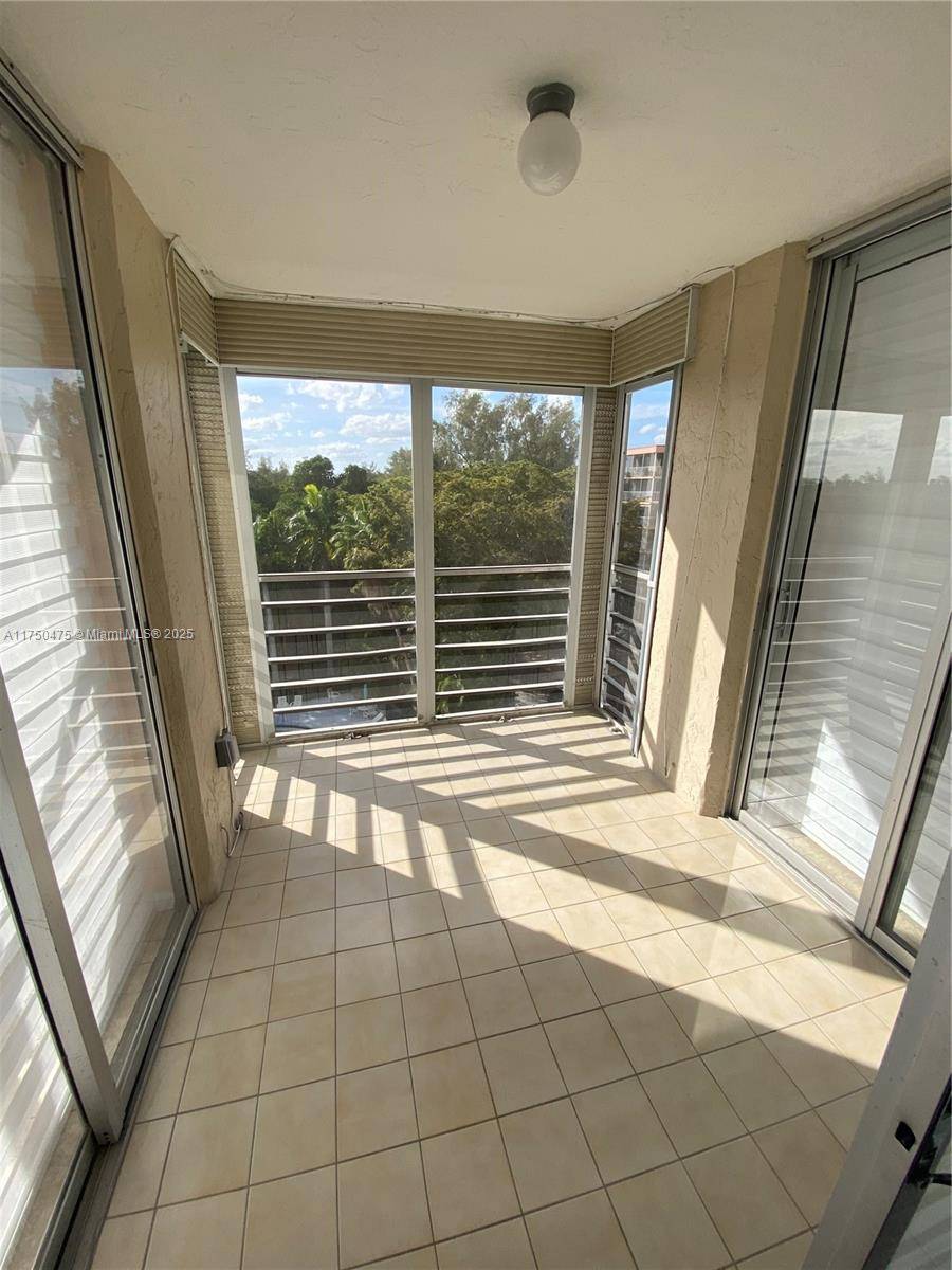 North Miami Beach, FL 33160,17890 W Dixie Hwy #610