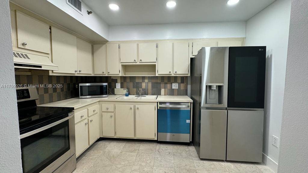 Hollywood, FL 33021,919 Hillcrest Dr #201