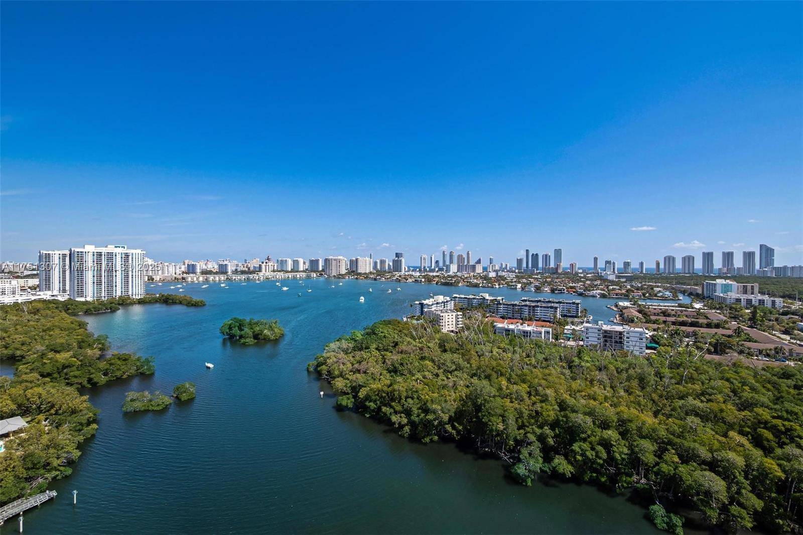 North Miami Beach, FL 33160,16385 Biscayne Blvd #2118