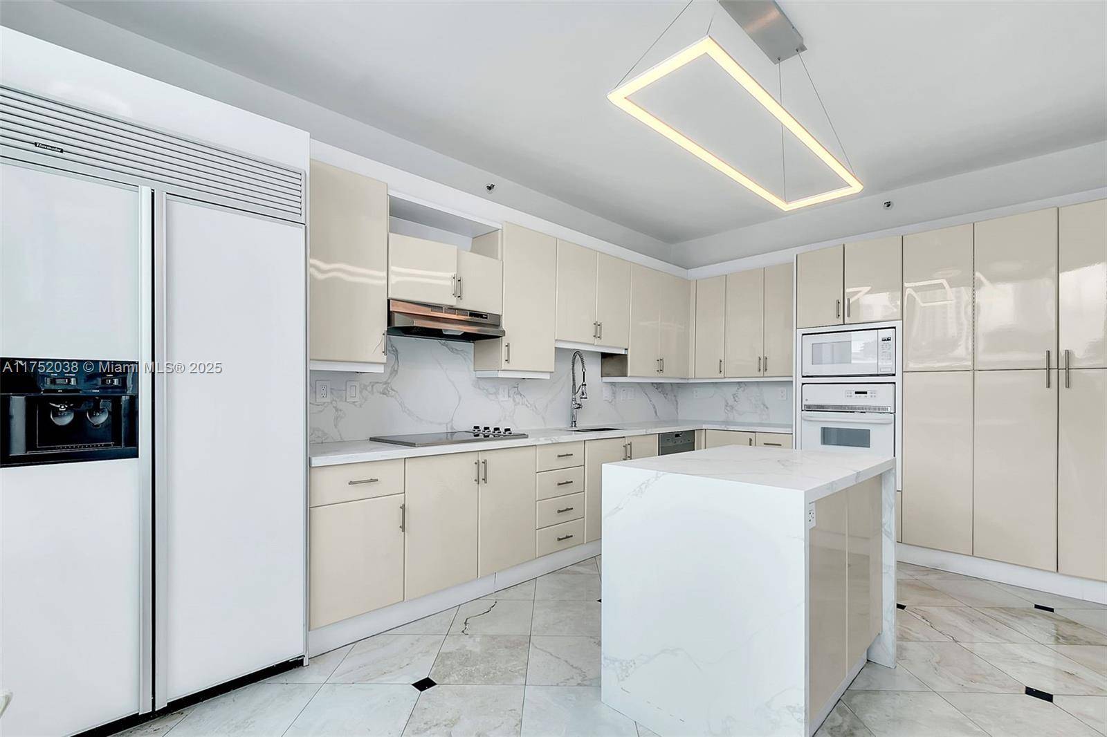 Miami Beach, FL 33139,300 S Pointe Dr #606