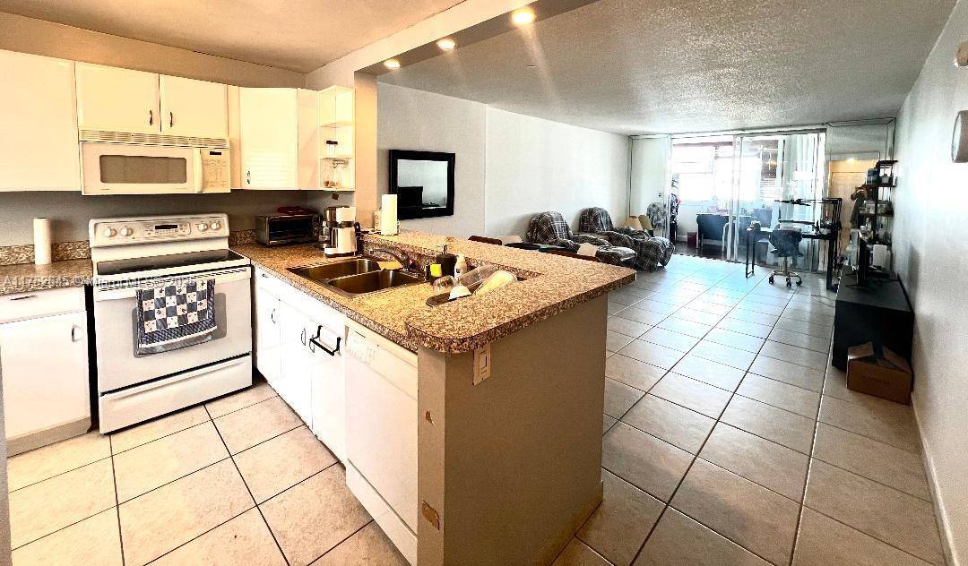 Hallandale Beach, FL 33009,609 NE 14th Ave #704