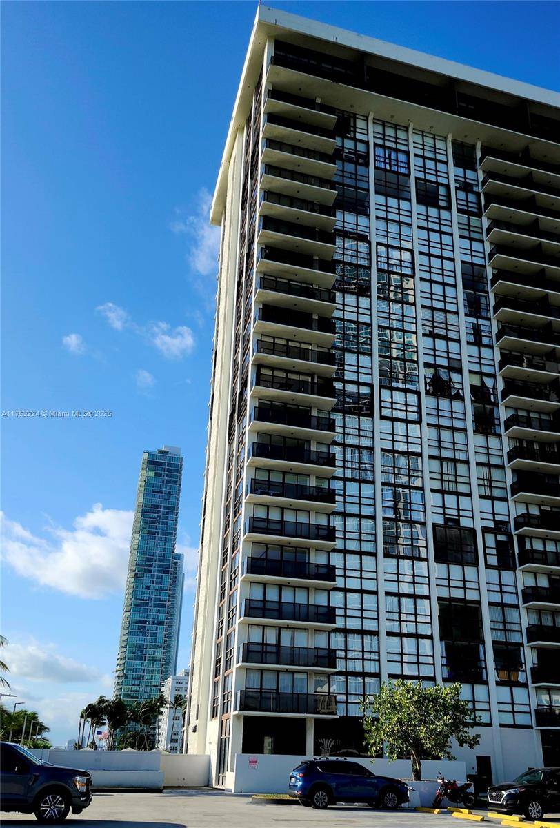 Miami, FL 33137,600 NE 36th St #218