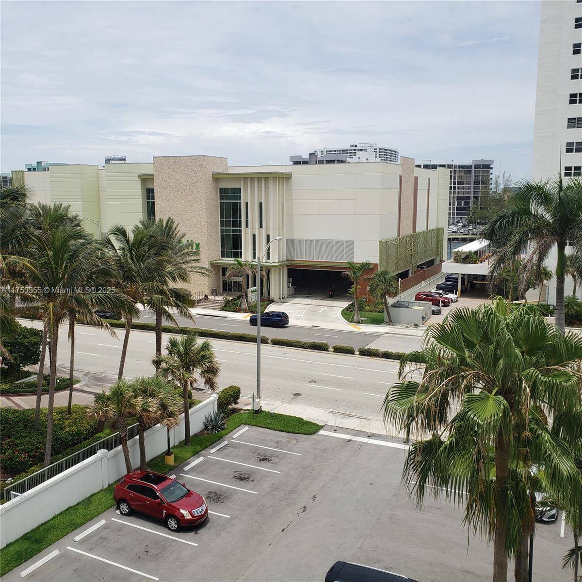 Hollywood, FL 33019,3001 S Ocean Dr #527