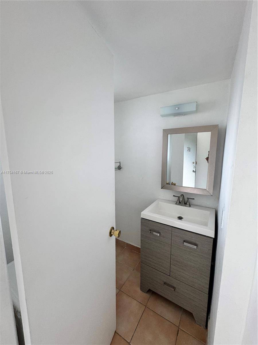 Miami, FL 33179,1351 NE 191st St #E203