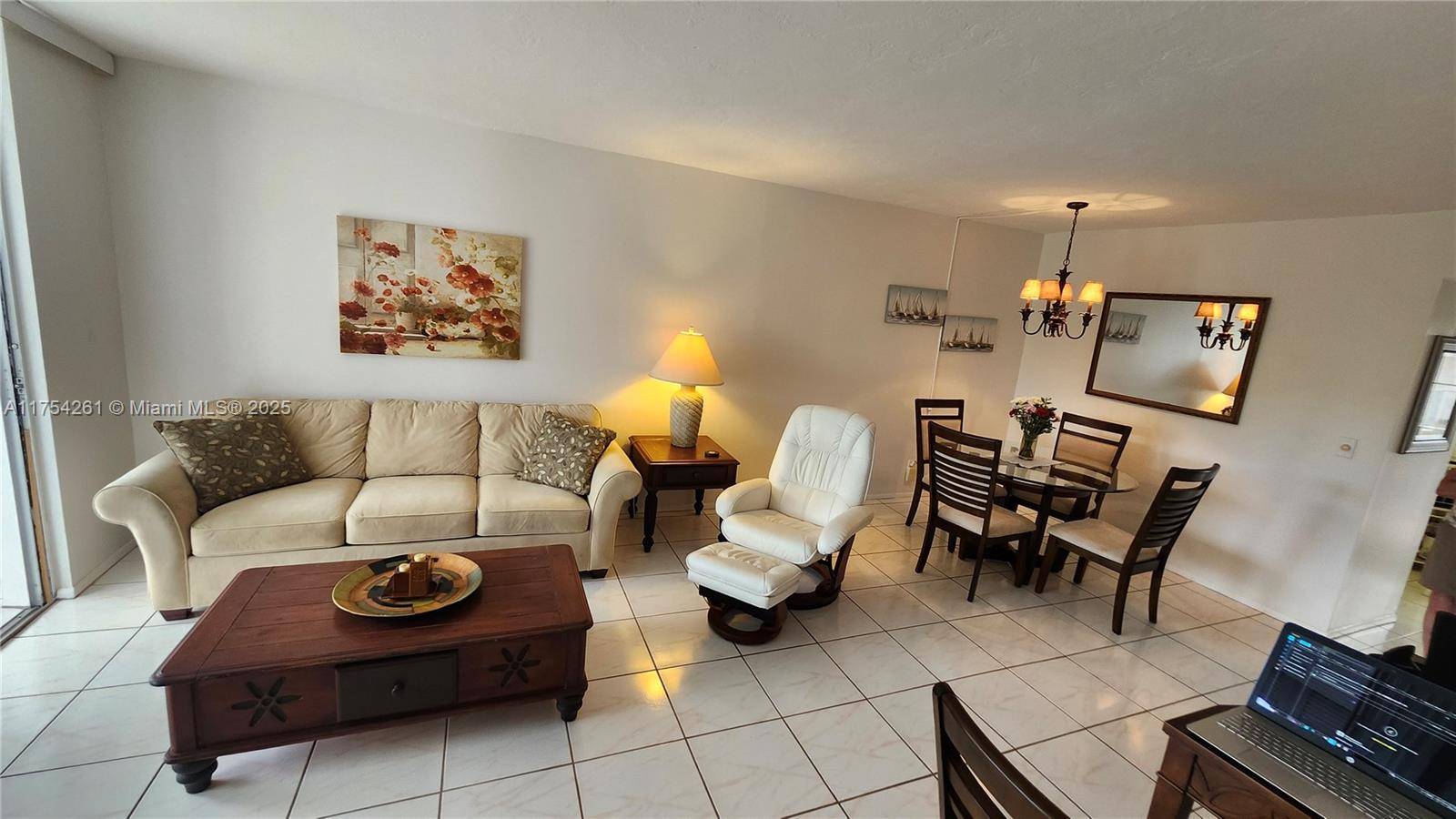 Lauderdale Lakes, FL 33311,2821 Somerset Dr #400
