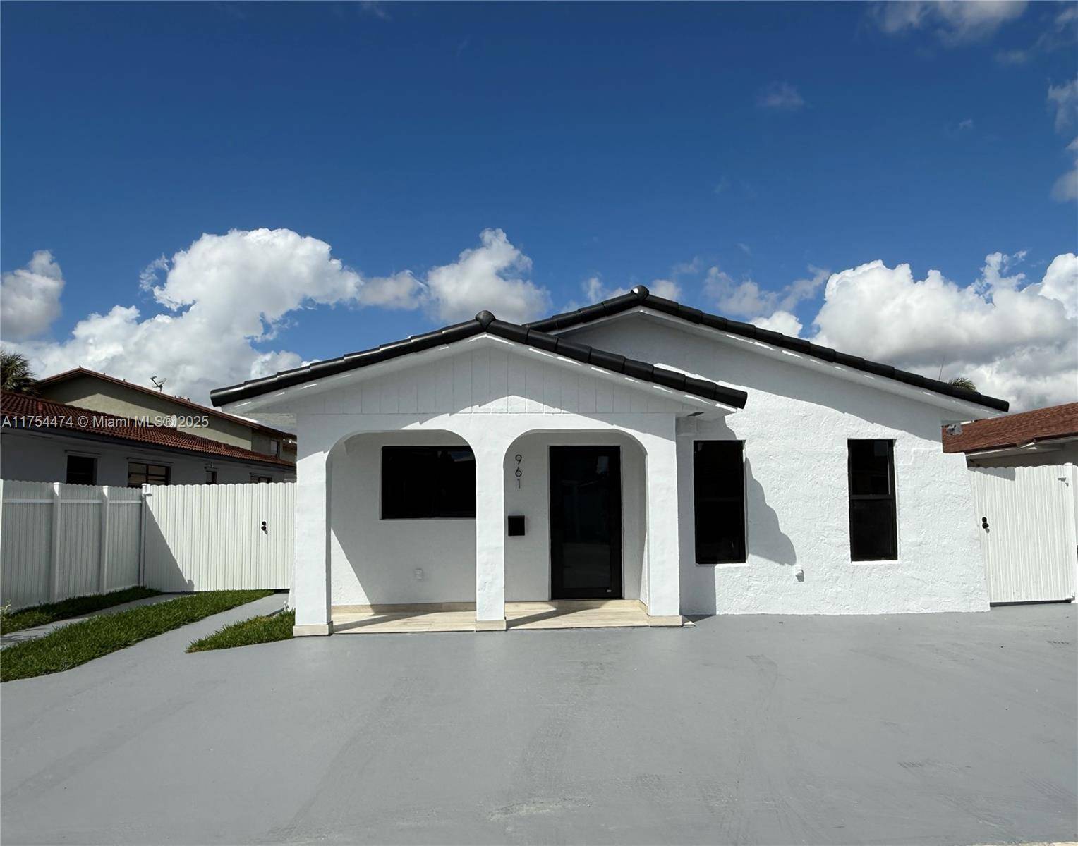 Hialeah, FL 33012,961 W 39th Pl