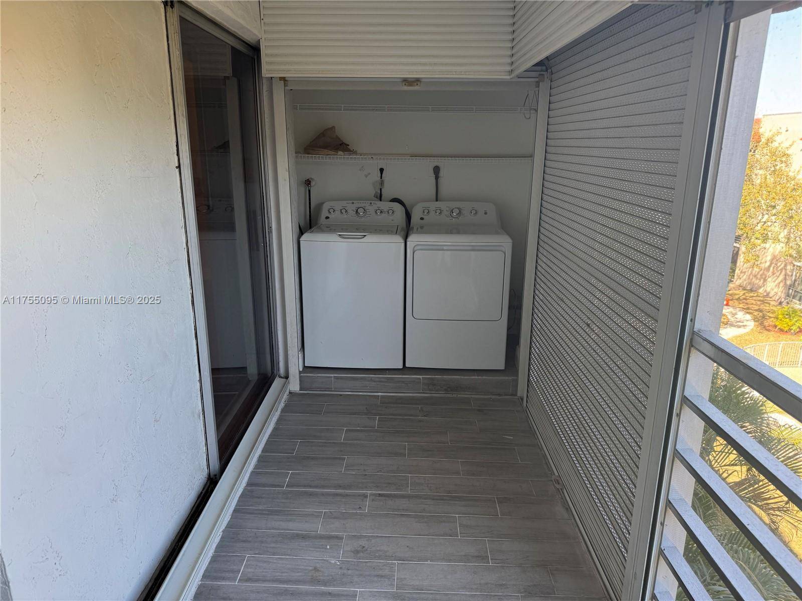 Lauderhill, FL 33319,3571 Inverrary Dr #403