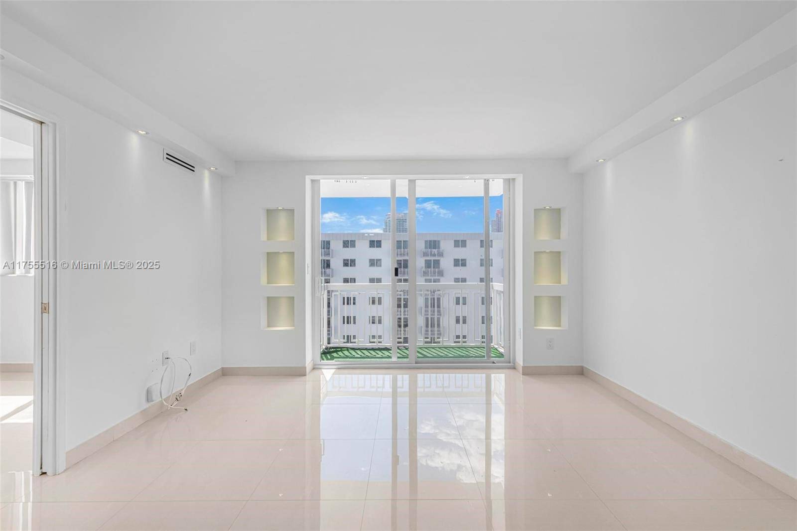Miami Beach, FL 33139,401 Ocean Dr #1011
