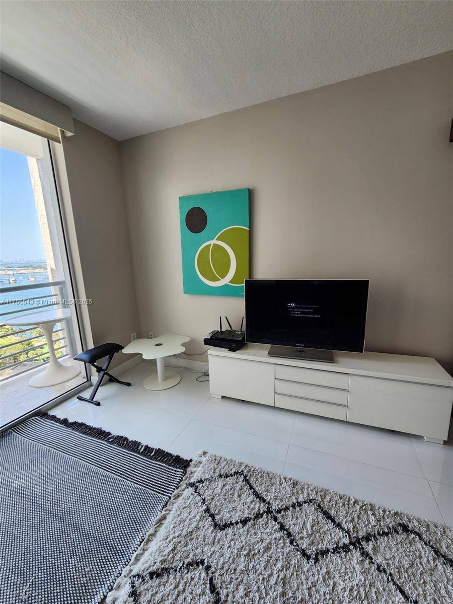 Miami, FL 33131,325 BISCAYNE BL #2220