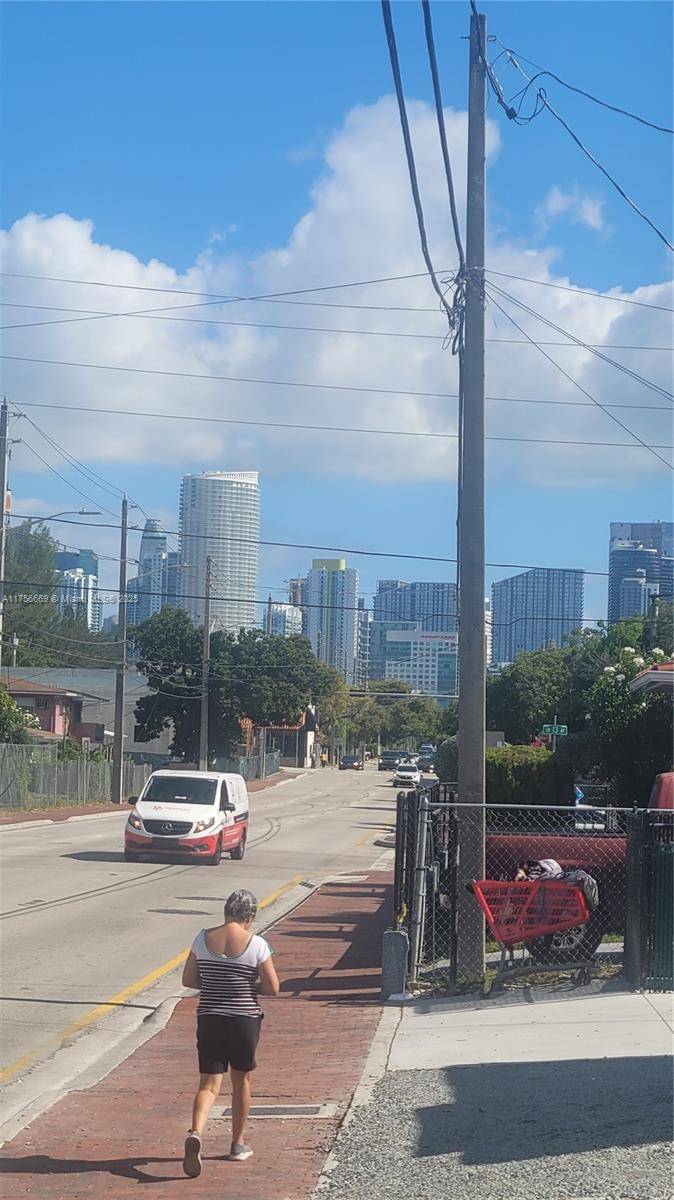 Miami, FL 33135,1322 SW 7th St #8