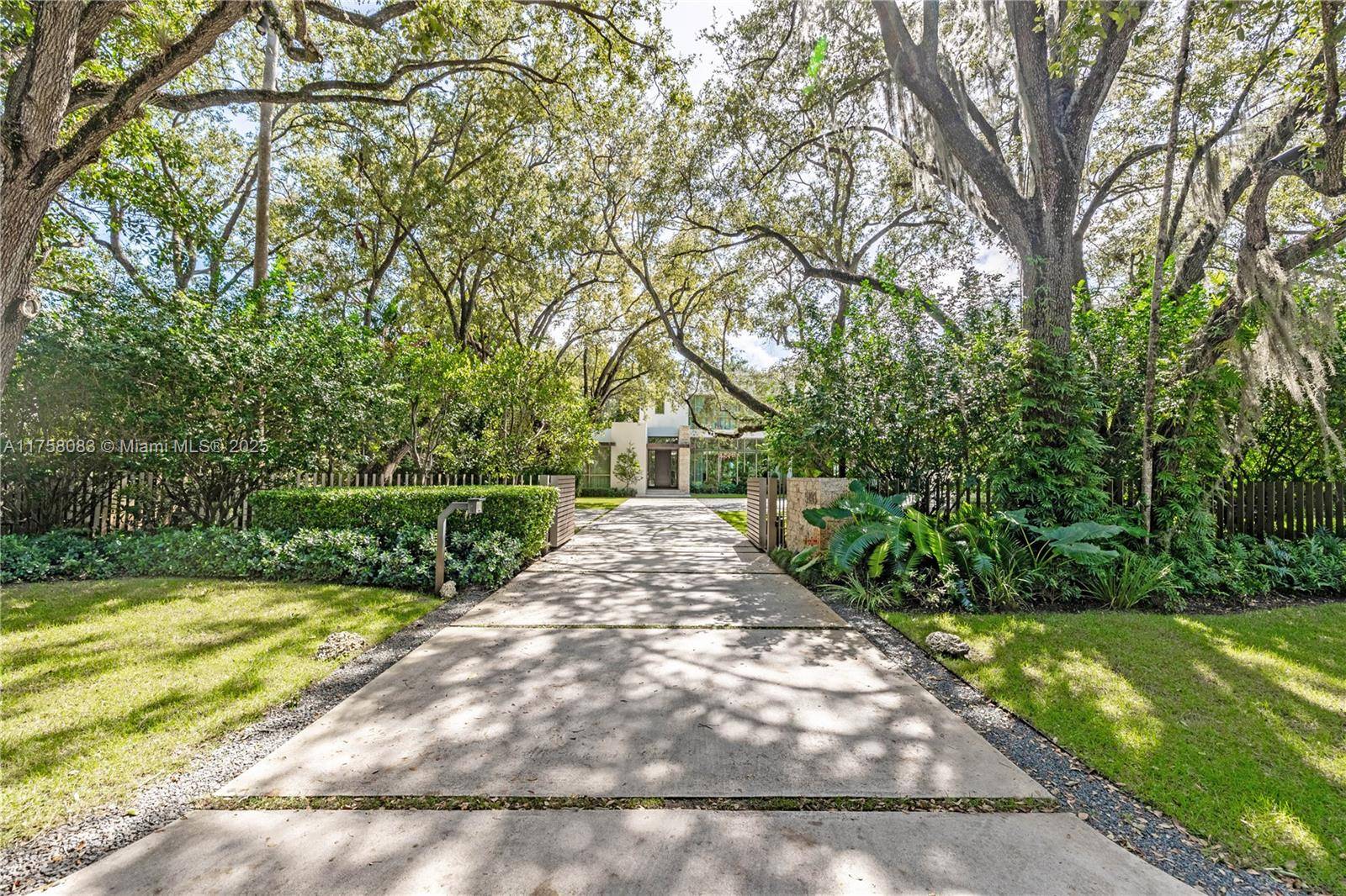 Coral Gables, FL 33156,5490 Hammock Dr