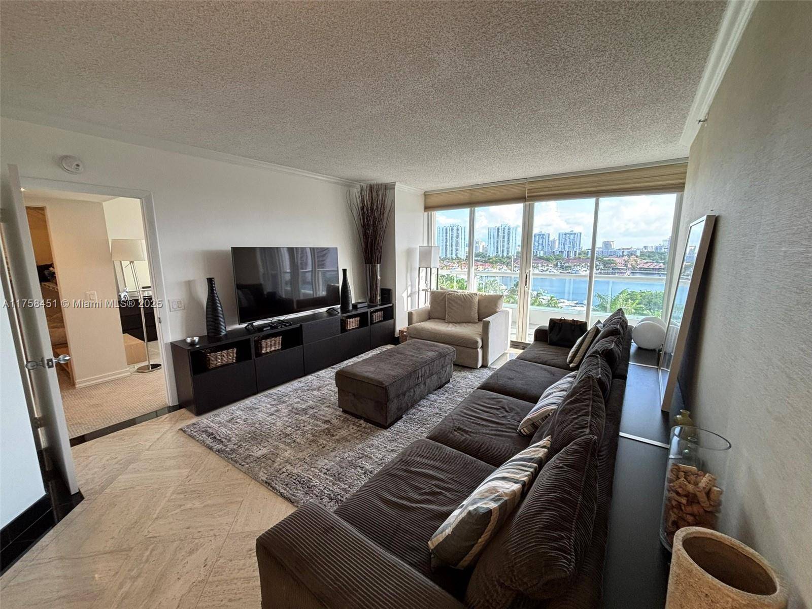 Aventura, FL 33180,21205 Yacht Club Dr #907