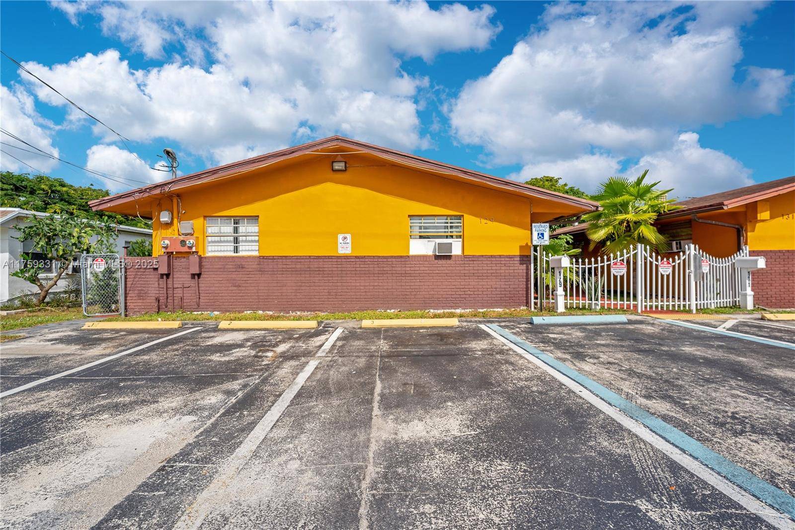 Hallandale Beach, FL 33009,129 SE 5th St