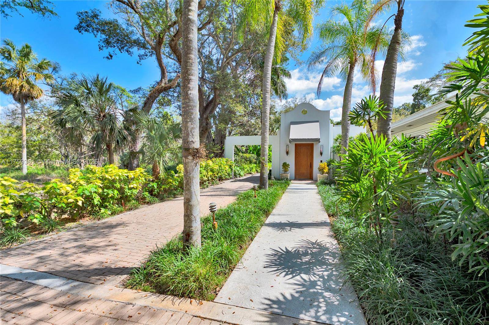 Coral Gables, FL 33156,5465 Banyan Trl
