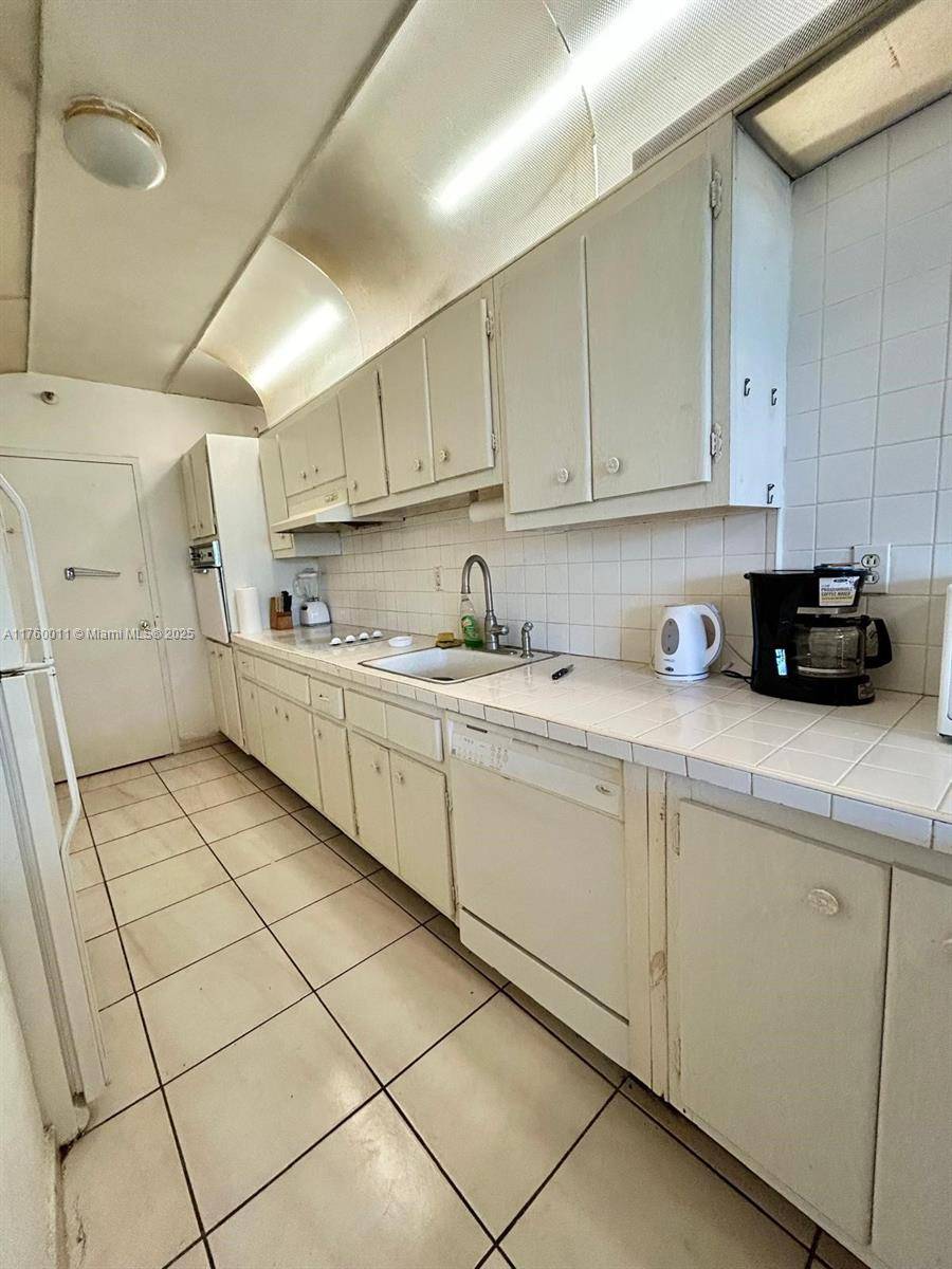 Miami Beach, FL 33139,100 Lincoln Rd #329