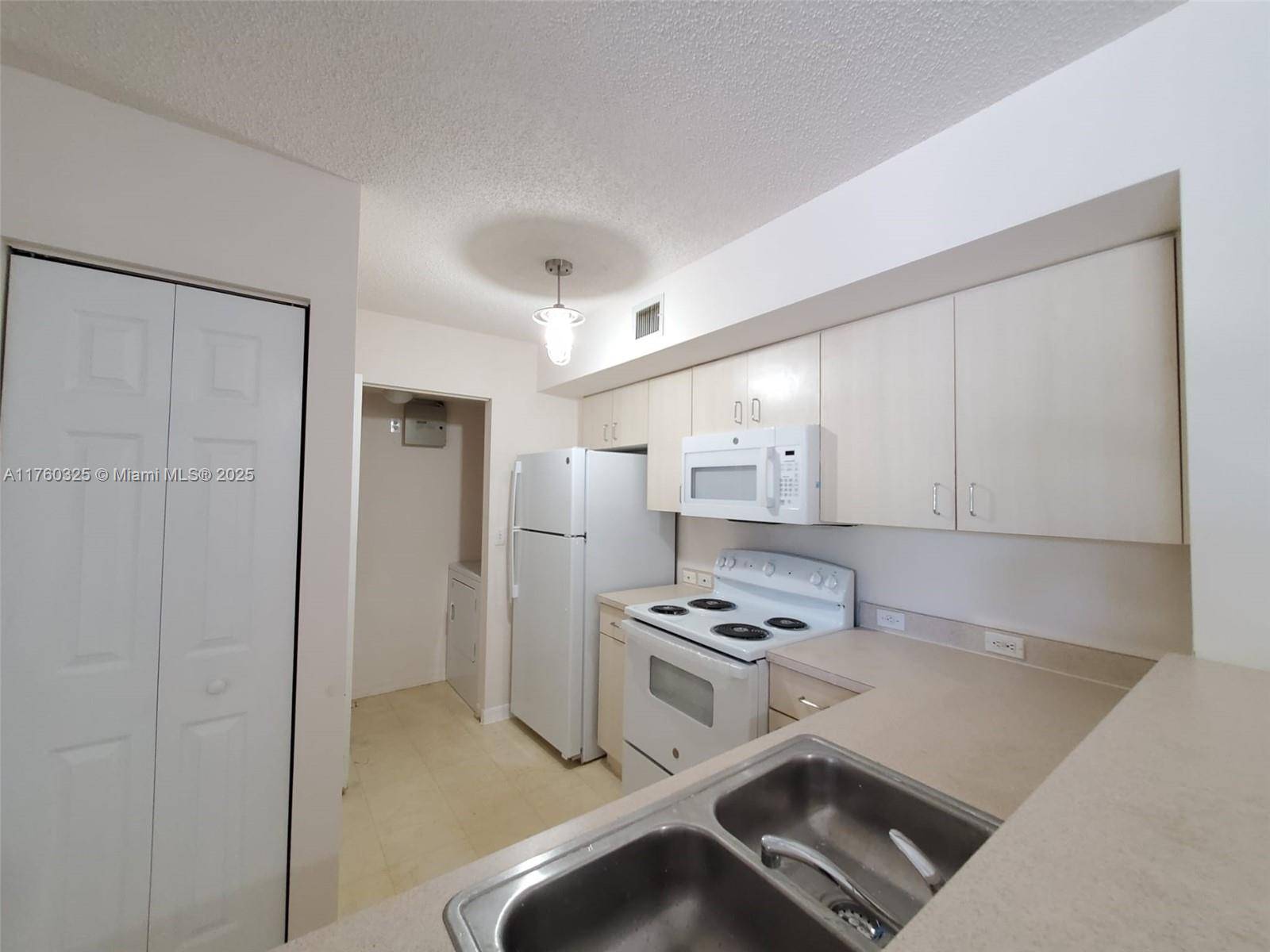 Pembroke Pines, FL 33025,520 SW 111th Ave #203