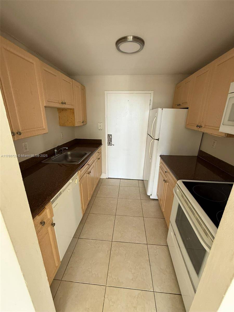 North Miami, FL 33181,2000 NE 135th St #309