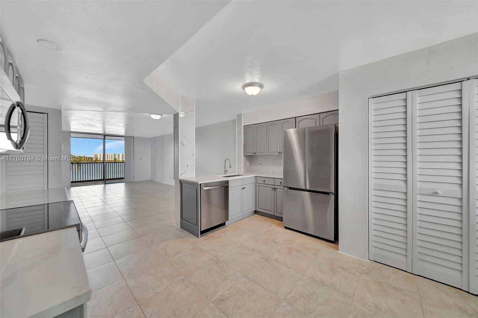 Oakland Park, FL 33309,117 Lake Emerald Dr #408
