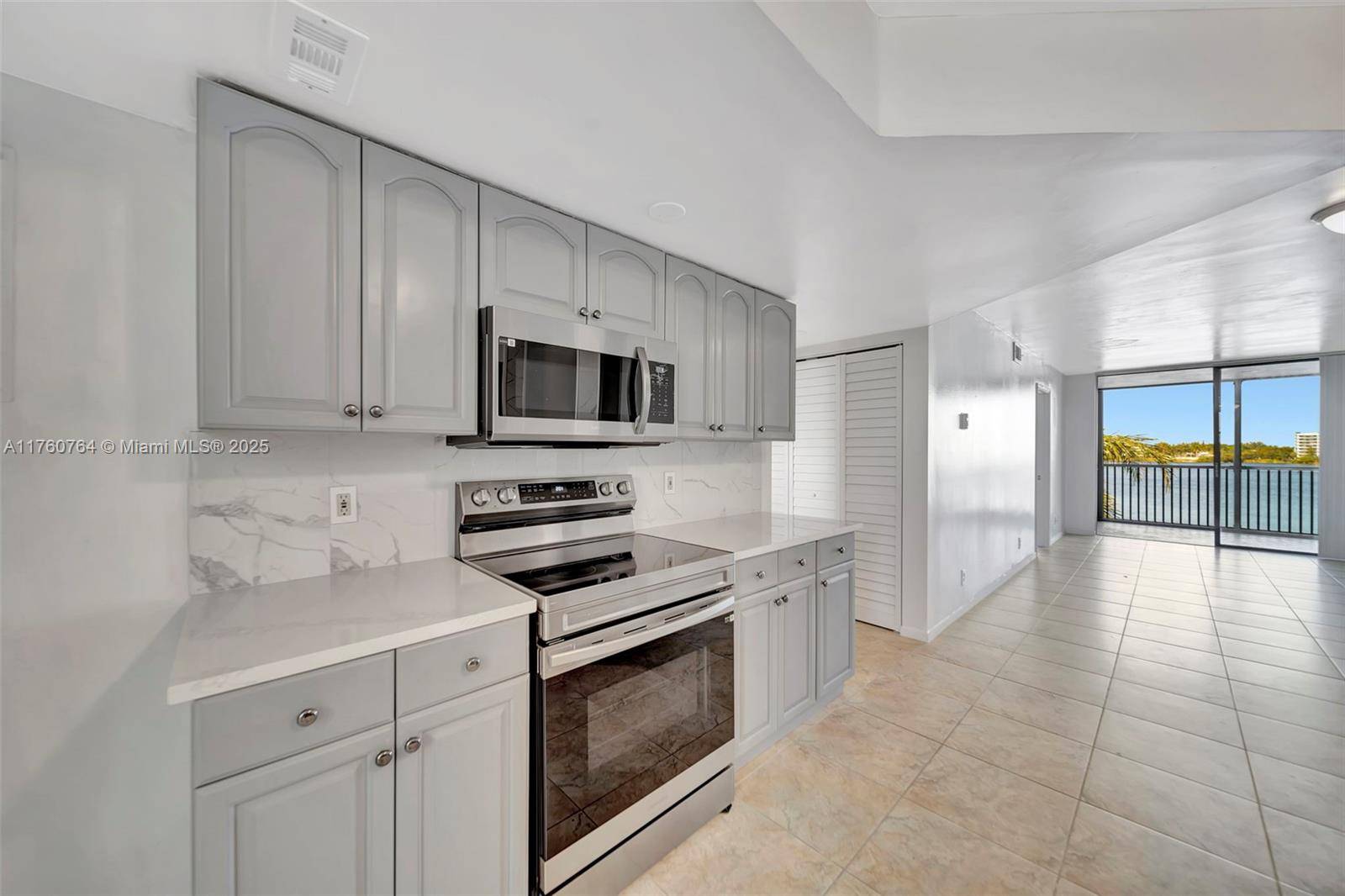Oakland Park, FL 33309,117 Lake Emerald Dr #408