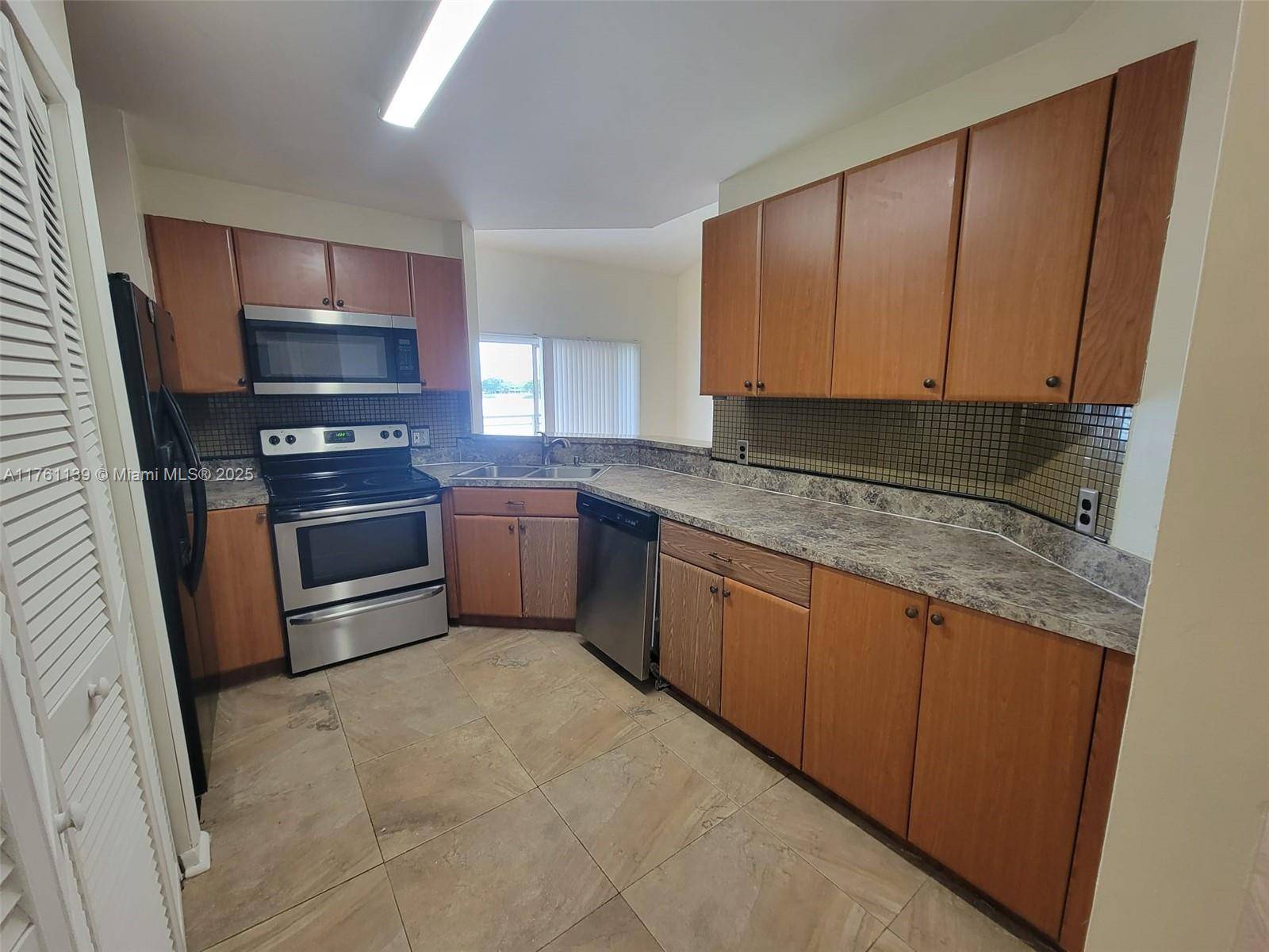 Oakland Park, FL 33309,3453 NW 44th St #201